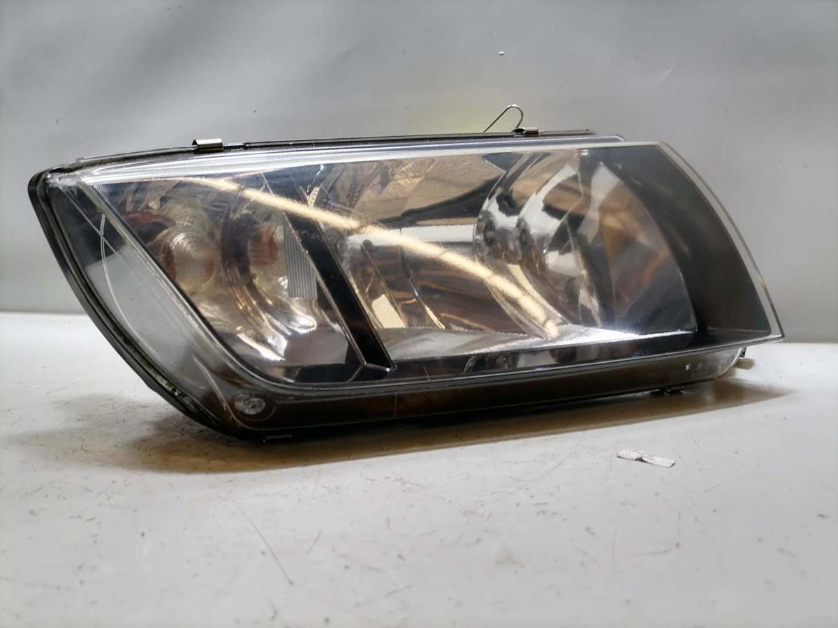 Skoda Fabia 1 6Y original Scheinwerfer vorn rechts Halogen Schwarzer Hintergrund Bj.2003